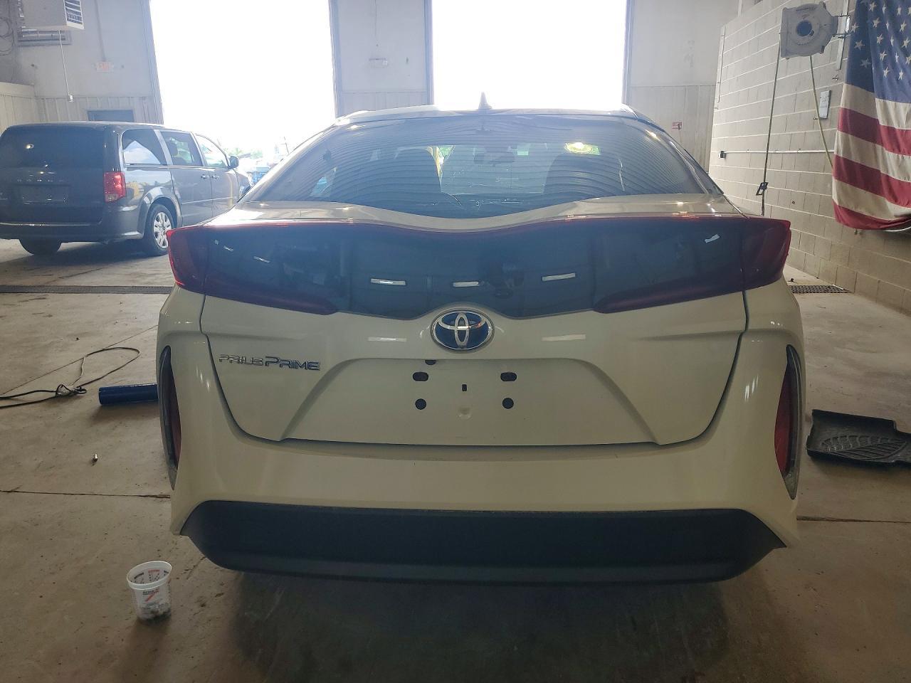 2017 Toyota Prius Prime Plus - Фото 6
