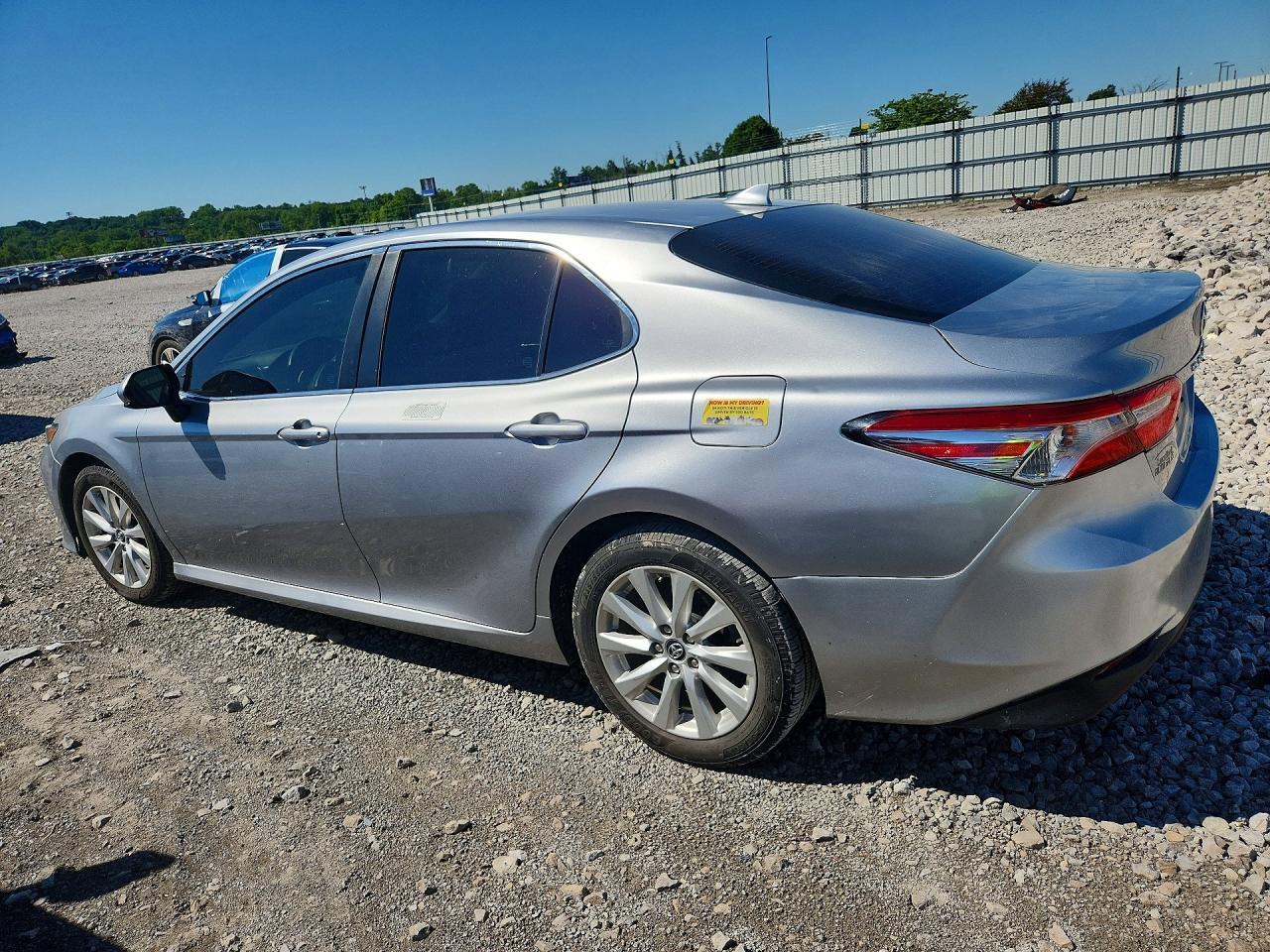 2019 Toyota Camry Le - Фото 2