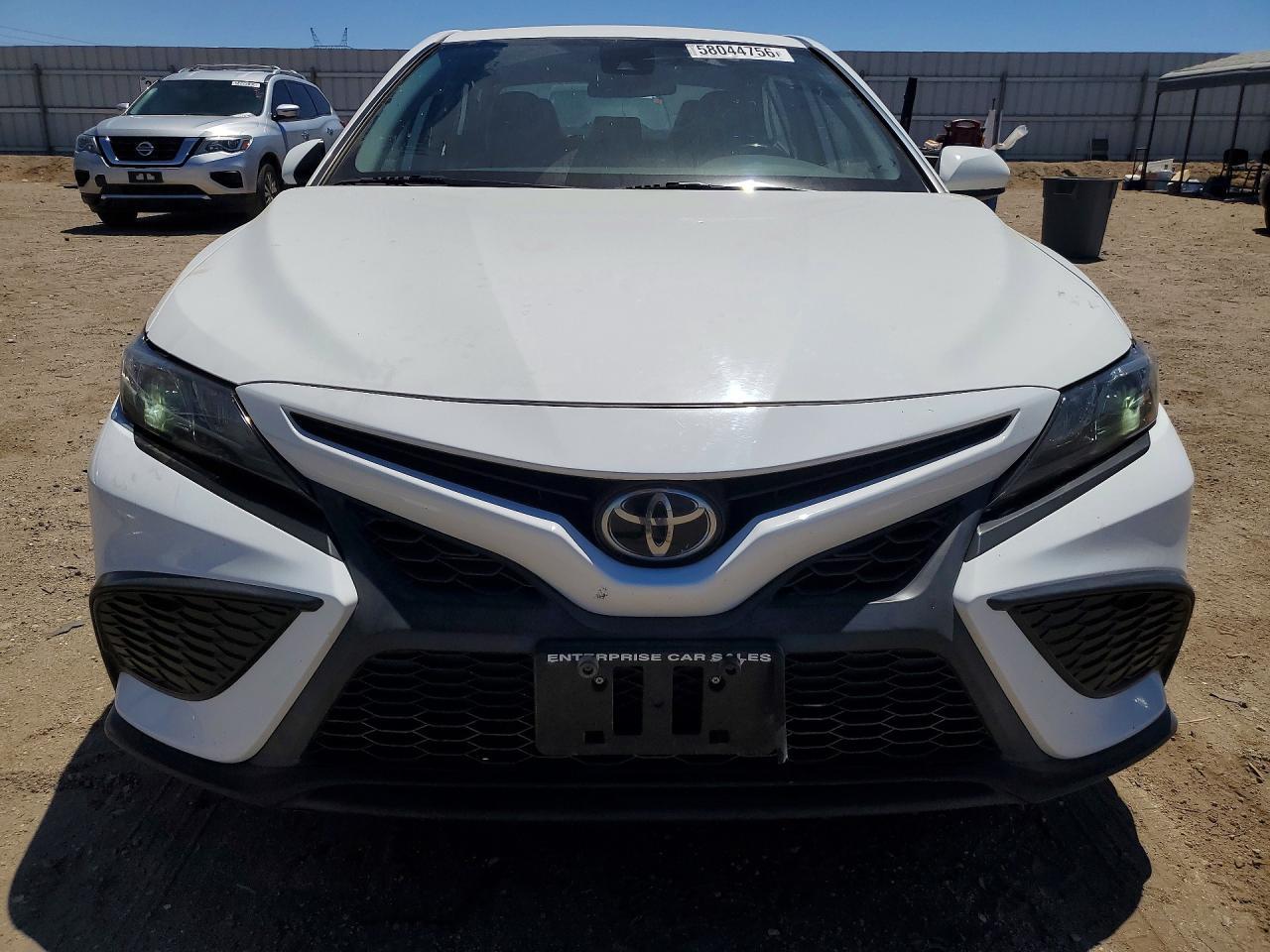 2021 Toyota Camry Se - Фото 5