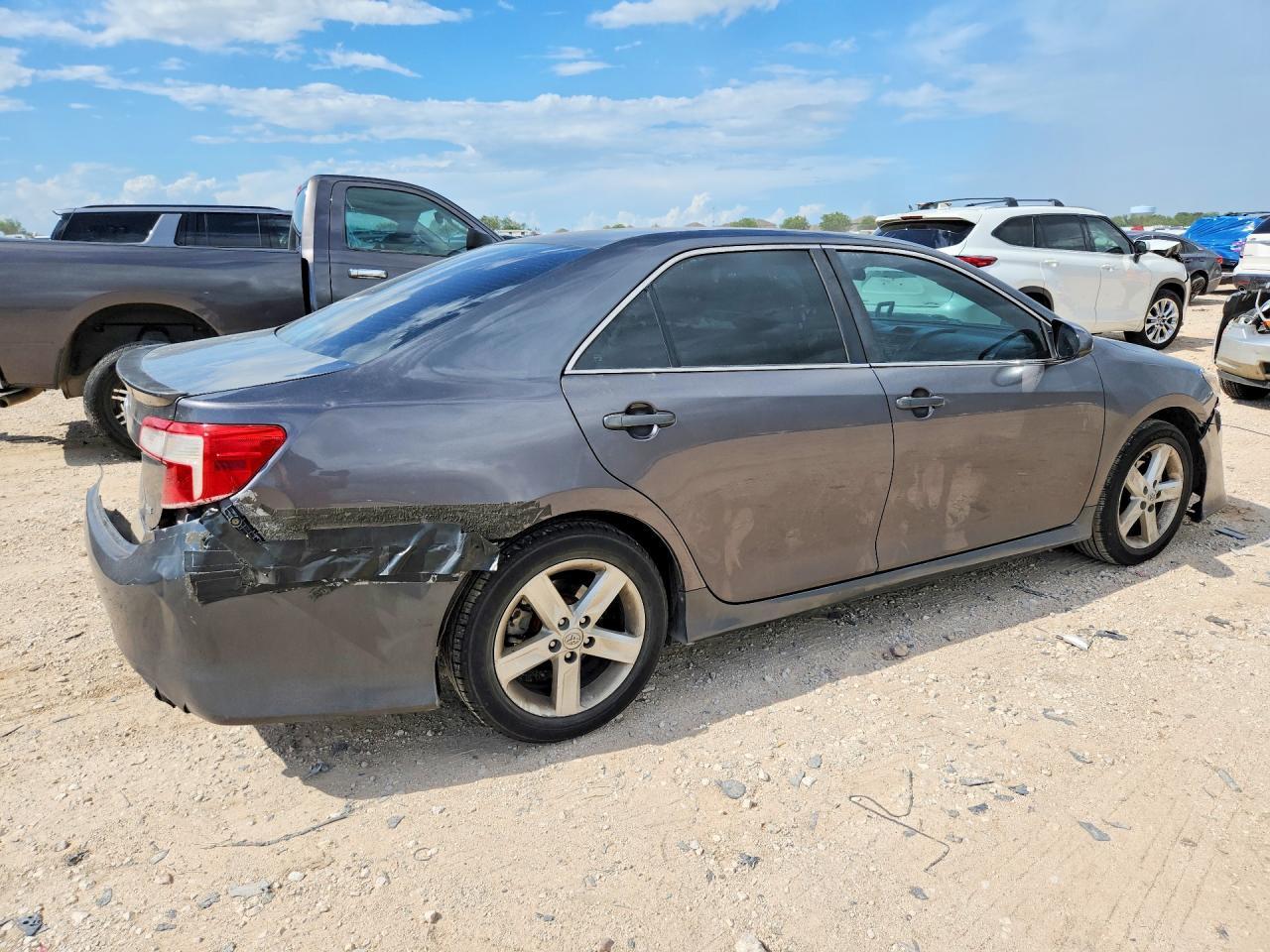 2014 Toyota Camry Se - Image 3