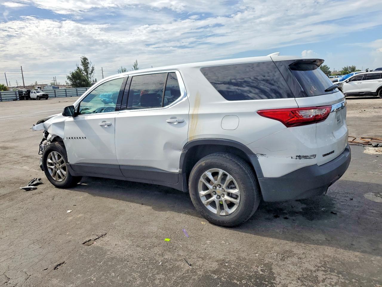 2020 Chevrolet Traverse Ls - Фото 2