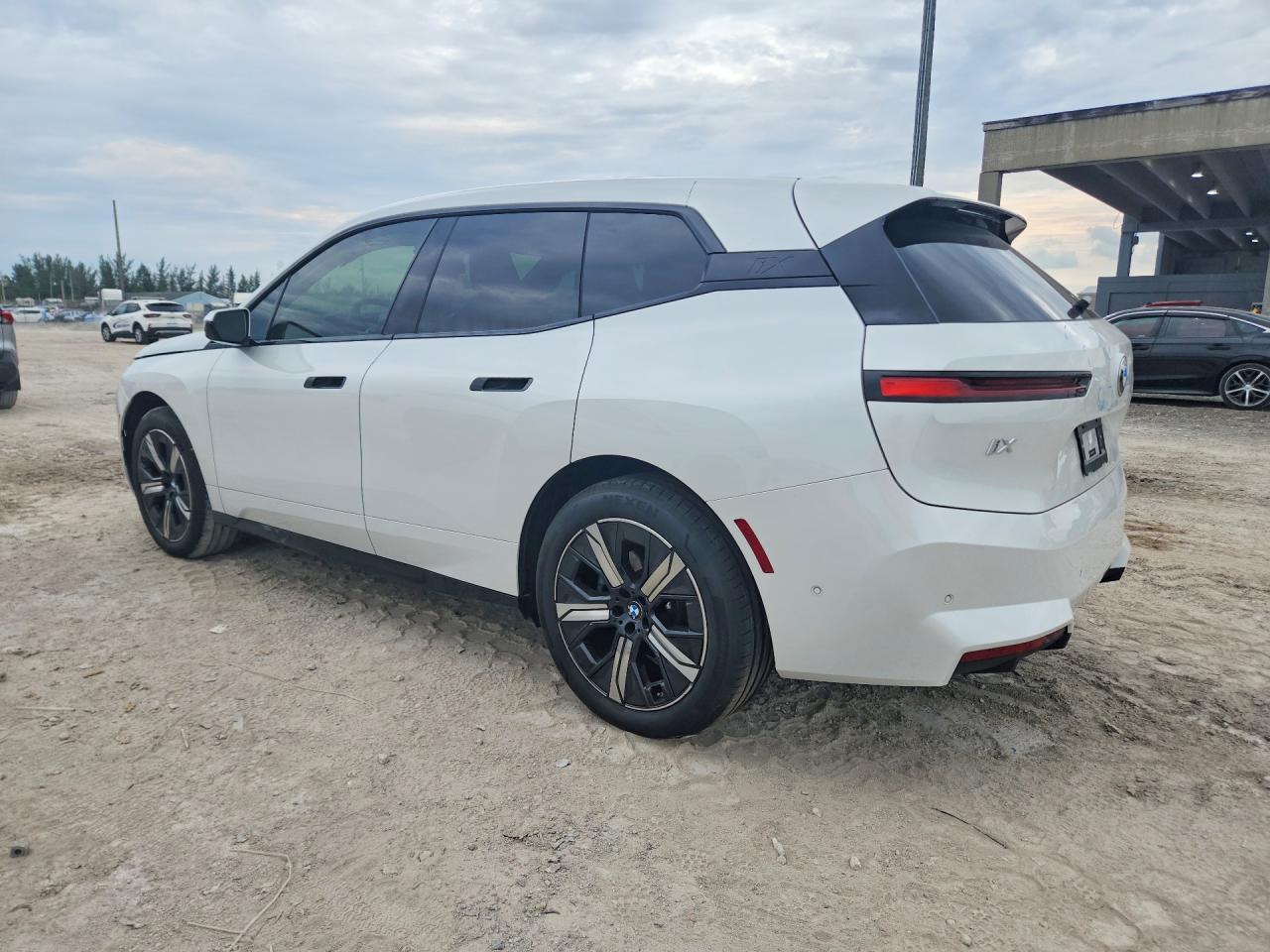 2026 BMW Ix xDrive45 - Фото 2