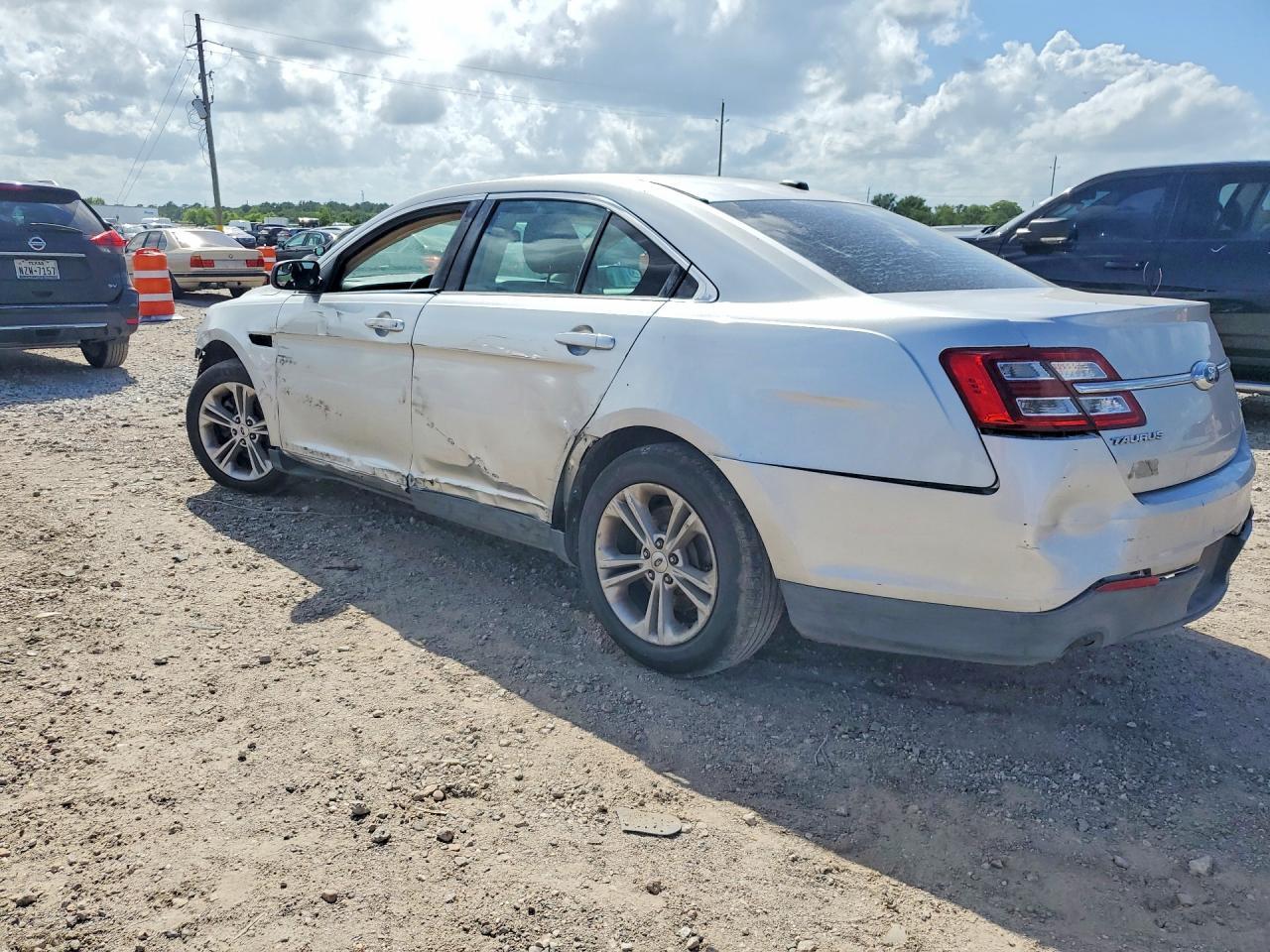 2015 Ford Taurus - Фото 2