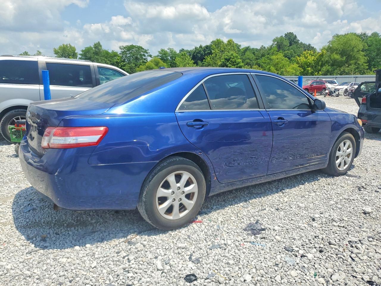 2011 Toyota Camry Le - Фото 3