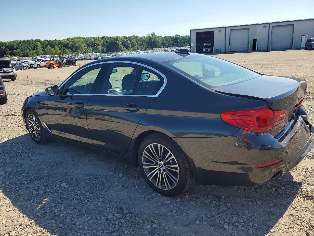 2019 BMW 530 I - Фото 2