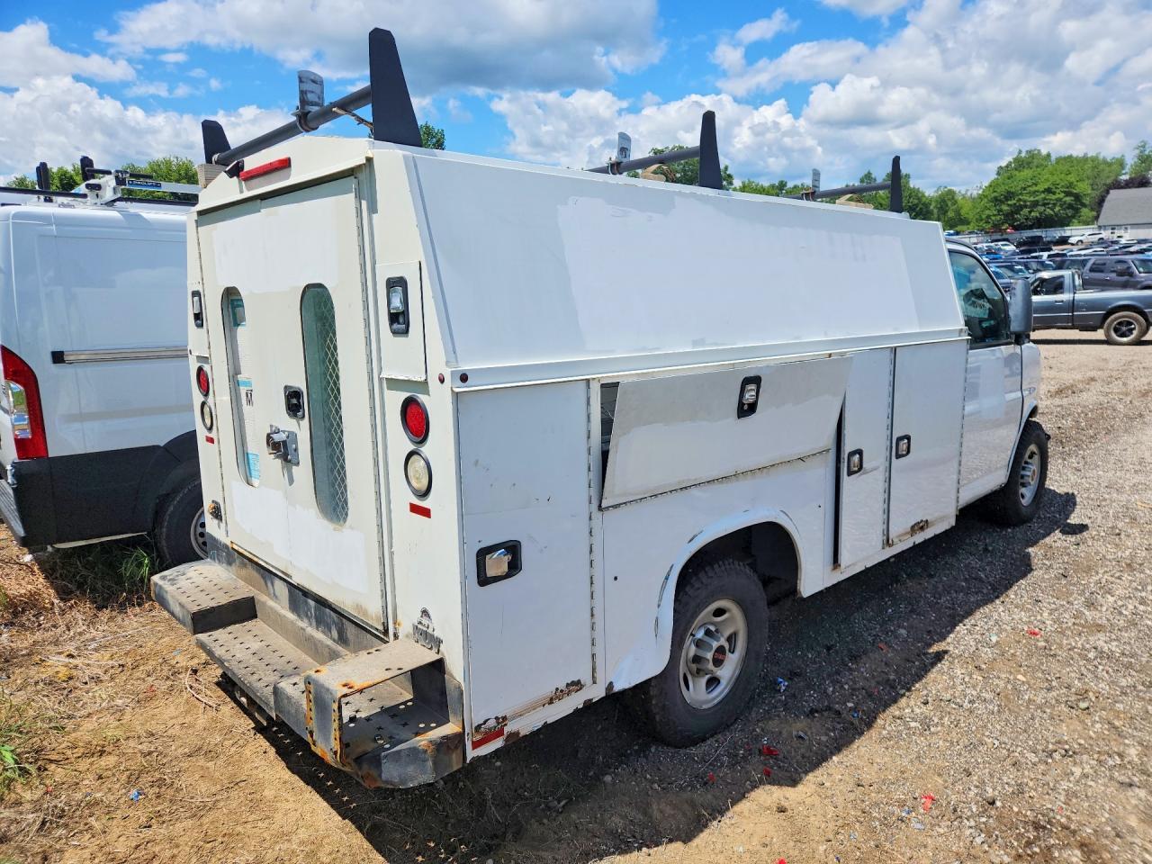 2015 GMC Savana Utility / Service Truck - Image 3