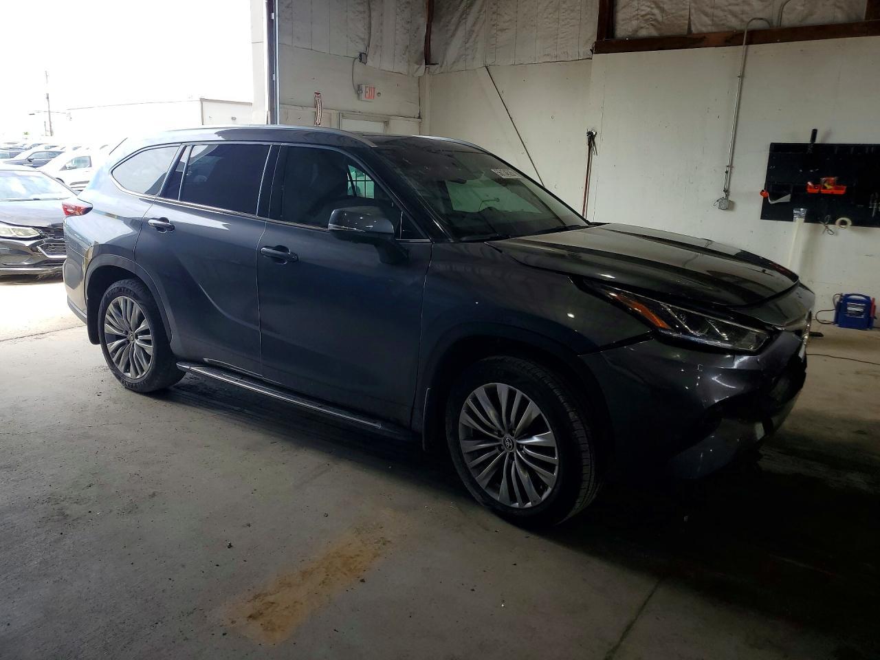 2024 Toyota Highlander Platinum - Image 4