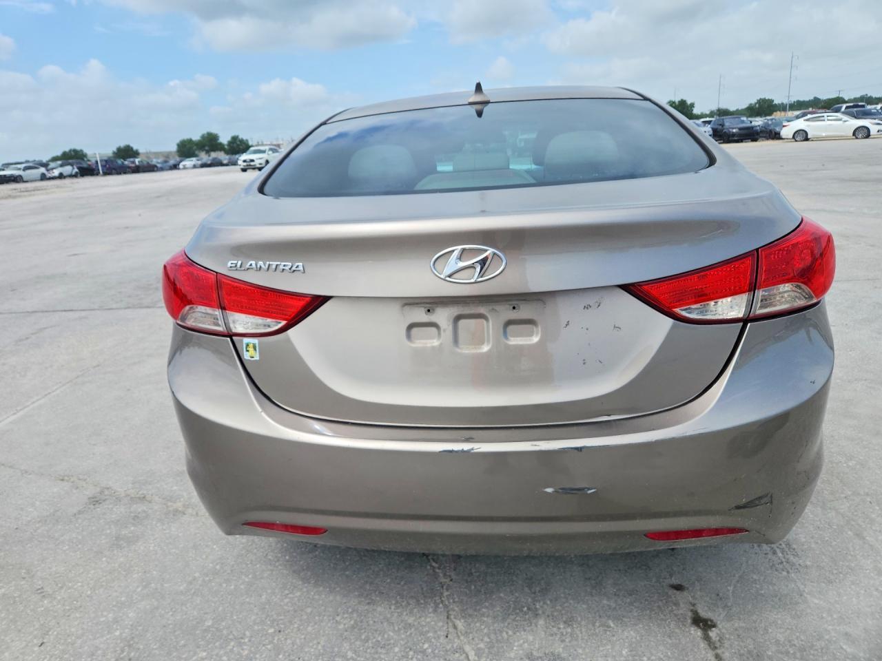 2013 Hyundai Elantra - Image 6