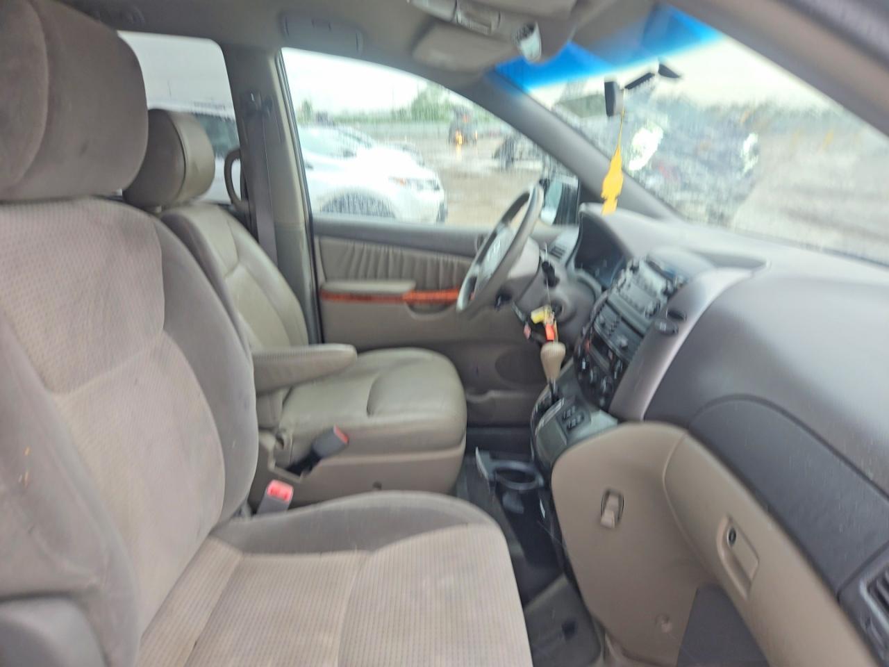 2010 Toyota Sienna Le 8-Passenger - Фото 6