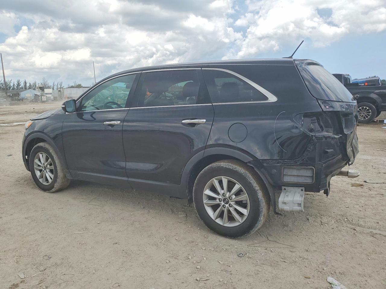2019 Kia Sorento L - Image 2