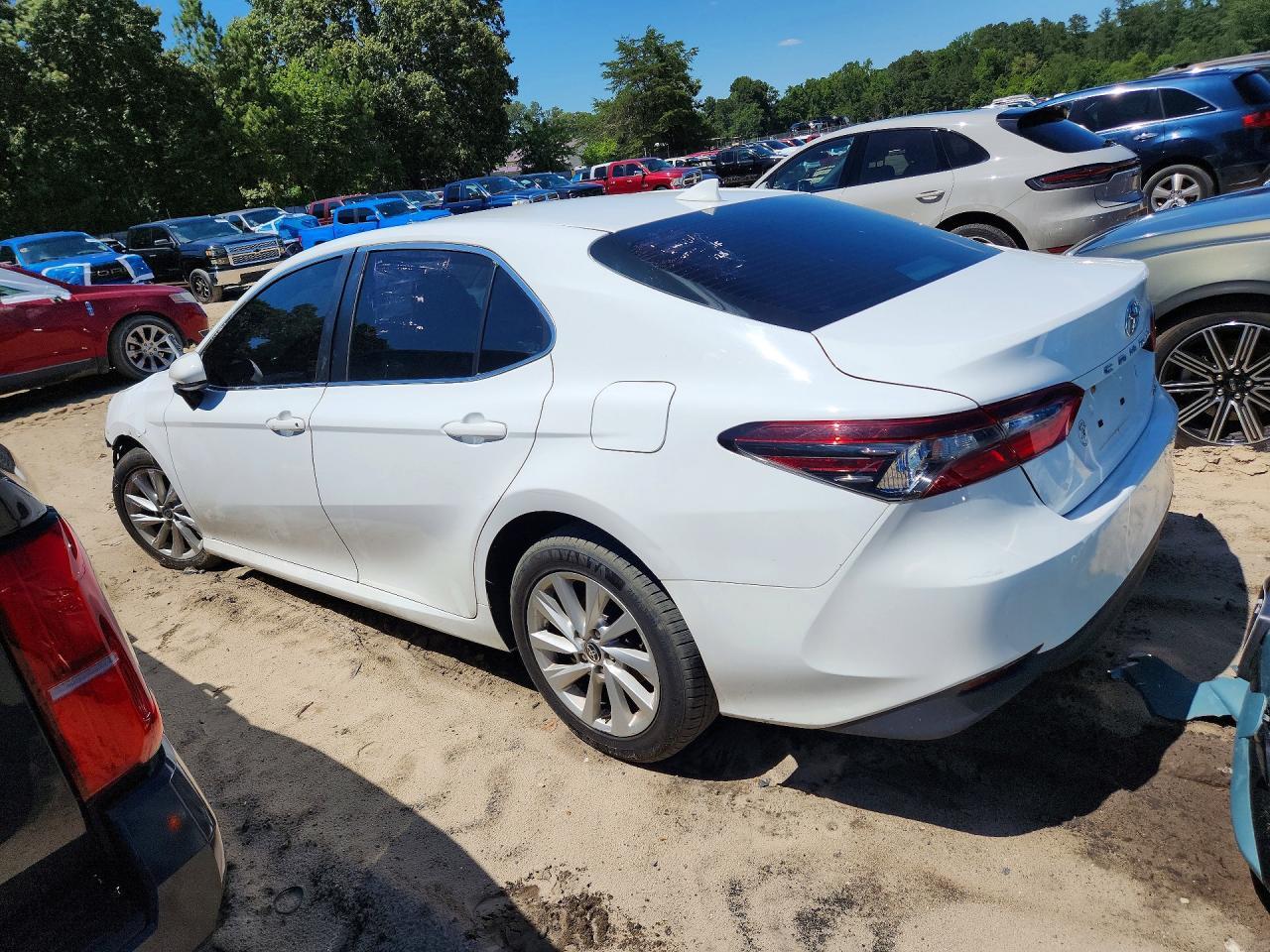 2022 Toyota Camry Le - Фото 2