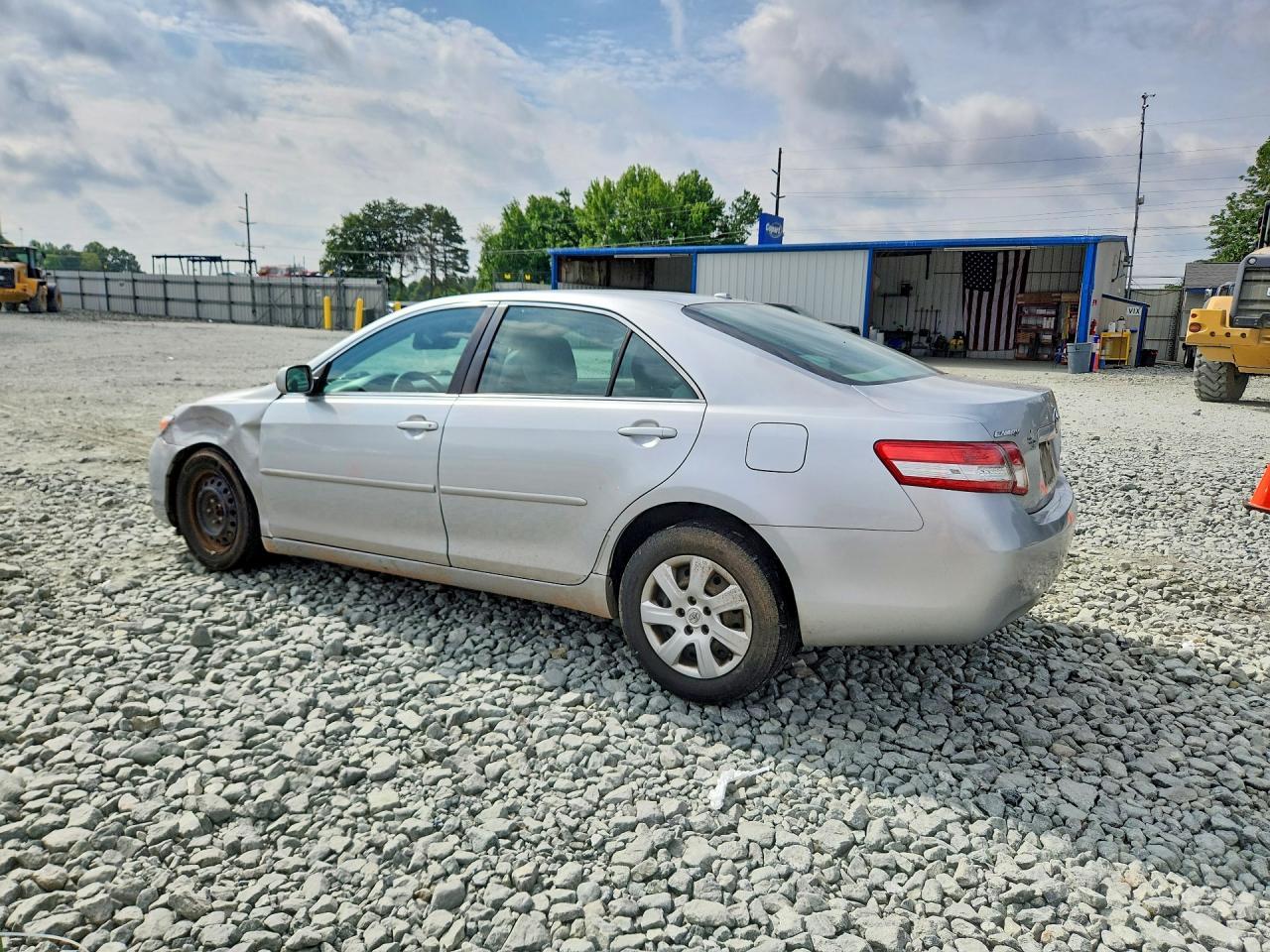 2010 Toyota Camry - Фото 2