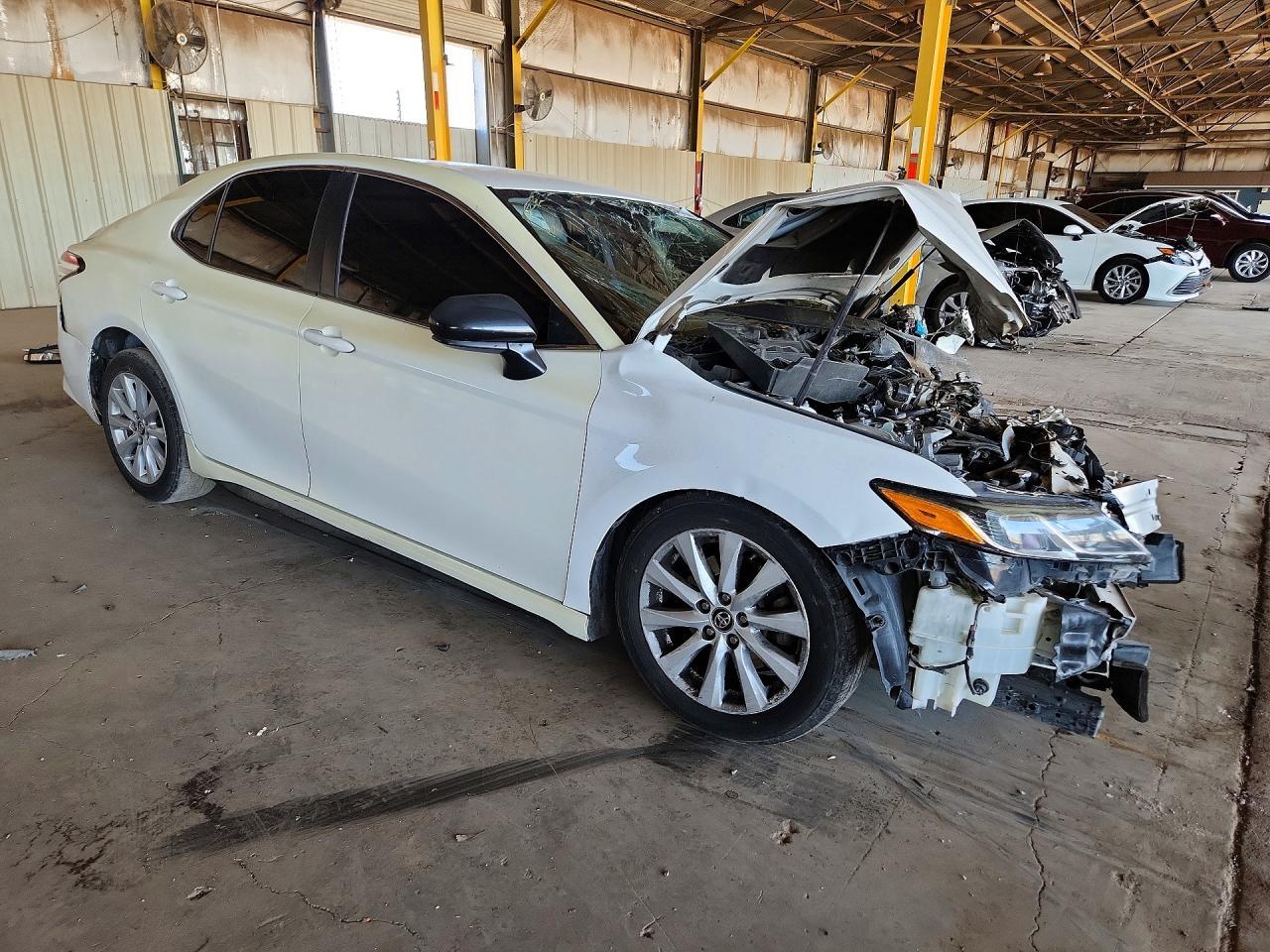 2020 Toyota Camry Le - Фото 4