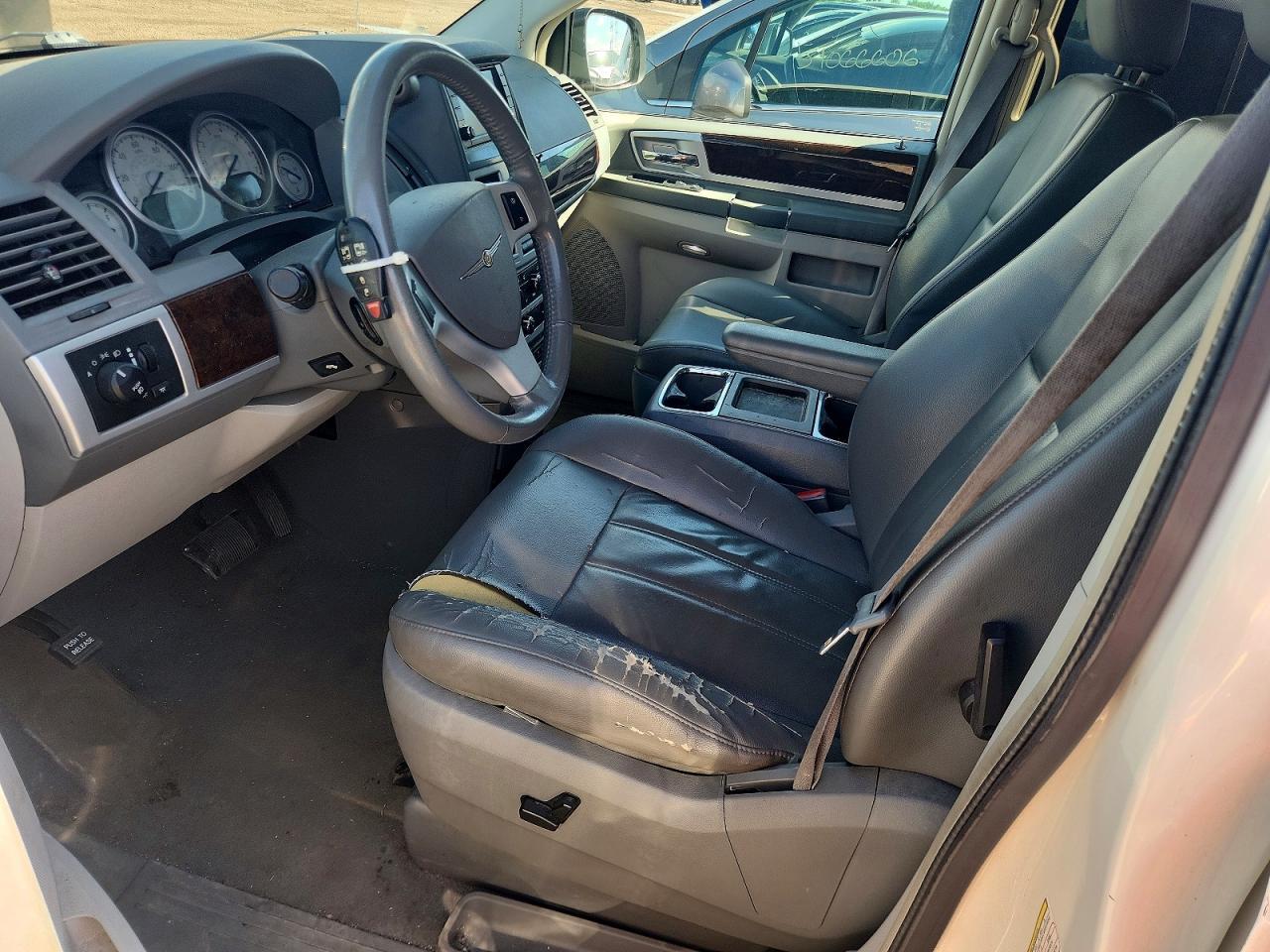 2010 Chrysler Town-Country - Image 7