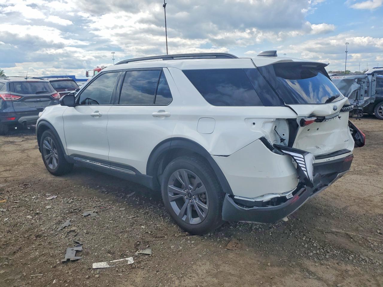 2025 Ford Explorer Active - Фото 2