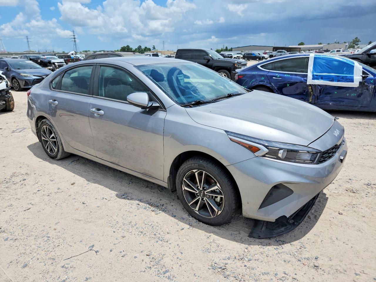 2023 Kia Forte Lxs - Image 4