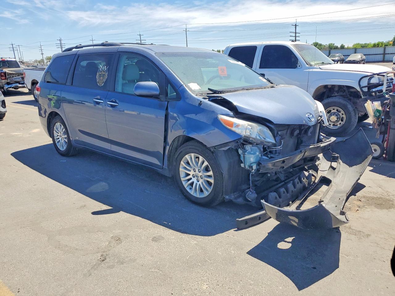 2014 Toyota Sienna Xle 8-Passenger - Image 4