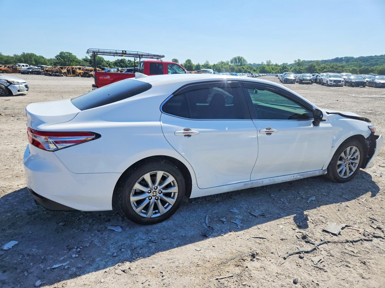 2020 Toyota Camry Le - Фото 3
