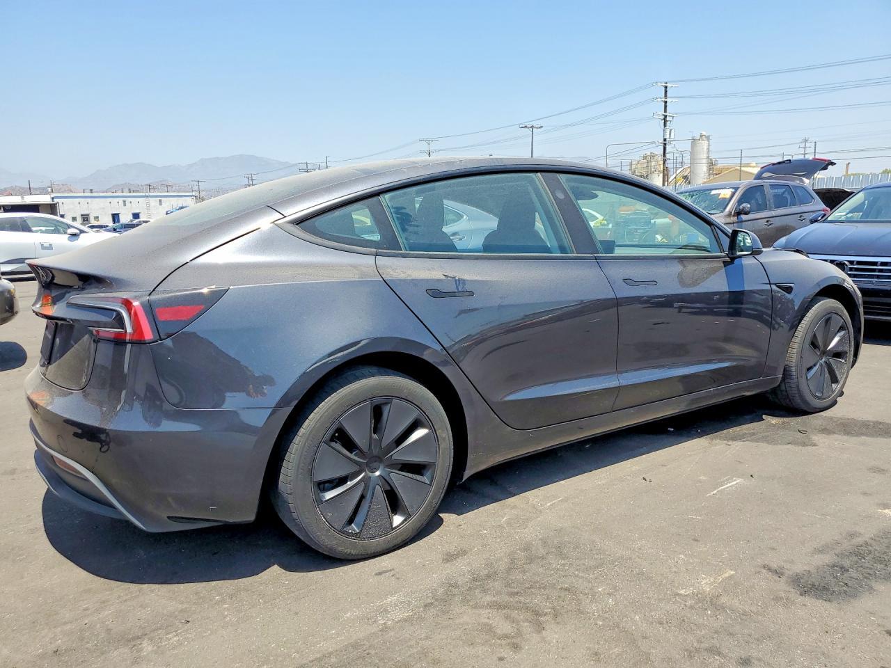 2025 Tesla Model 3 - Фото 3