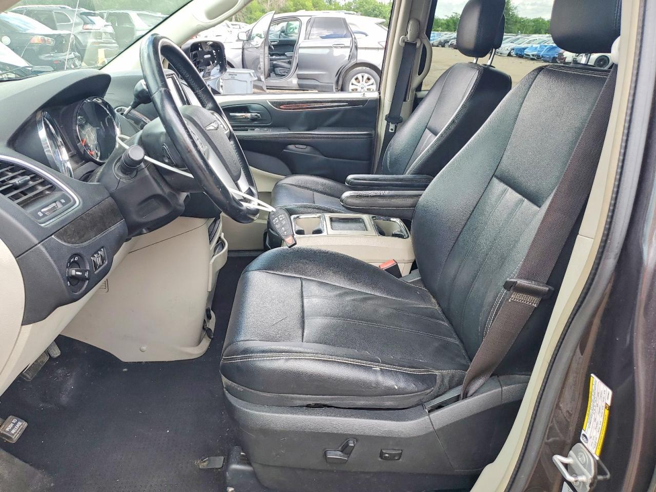 2015 Chrysler Town & Country Touring - Фото 7