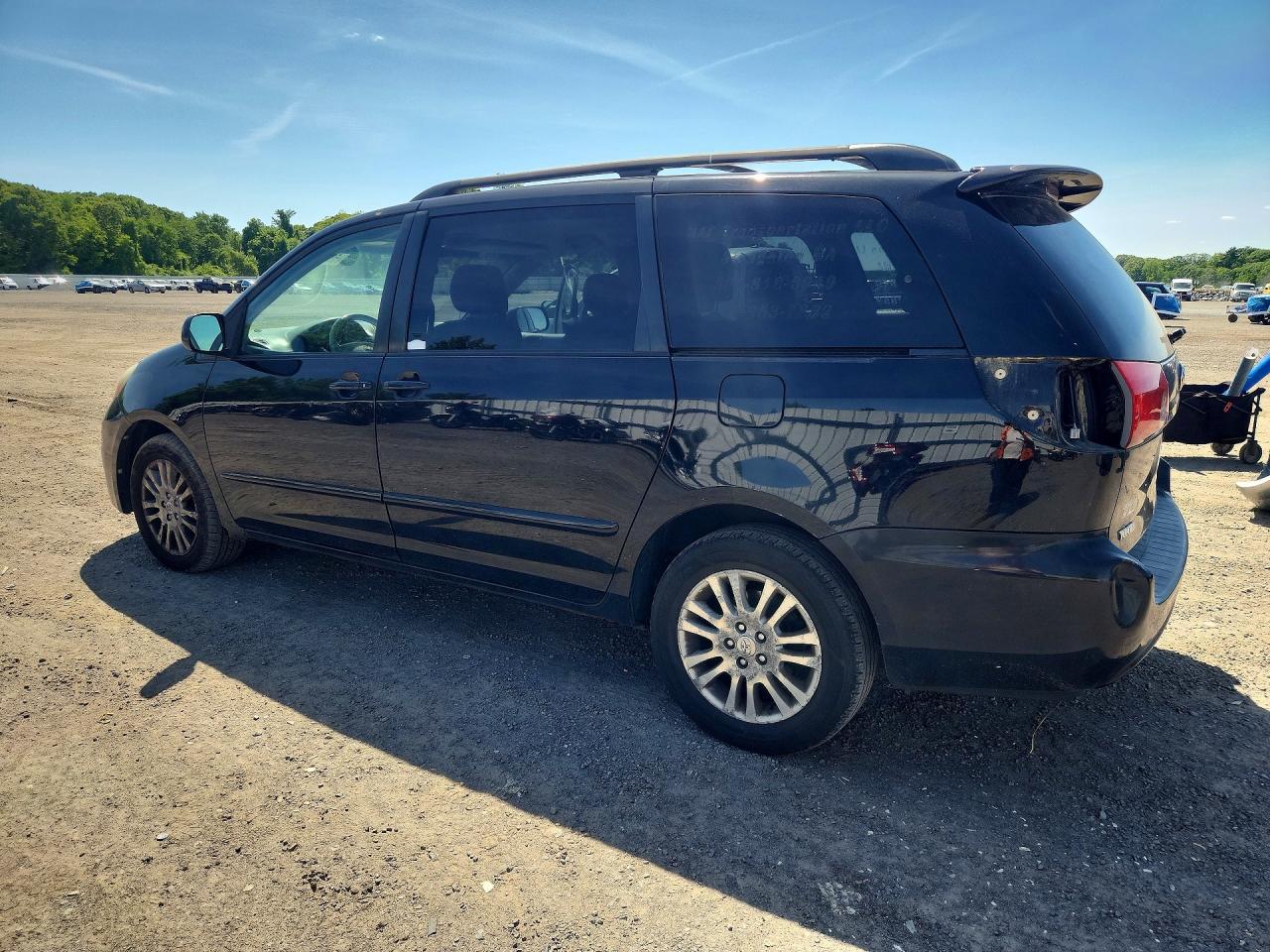 2008 Toyota Sienna Le - Image 2