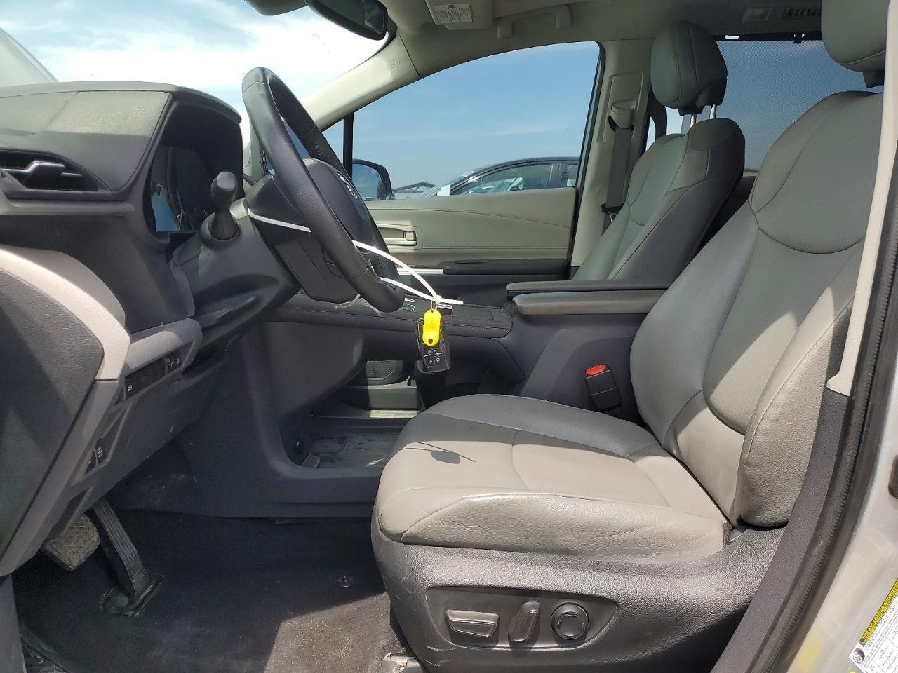 2022 Toyota Sienna Xle - Image 7