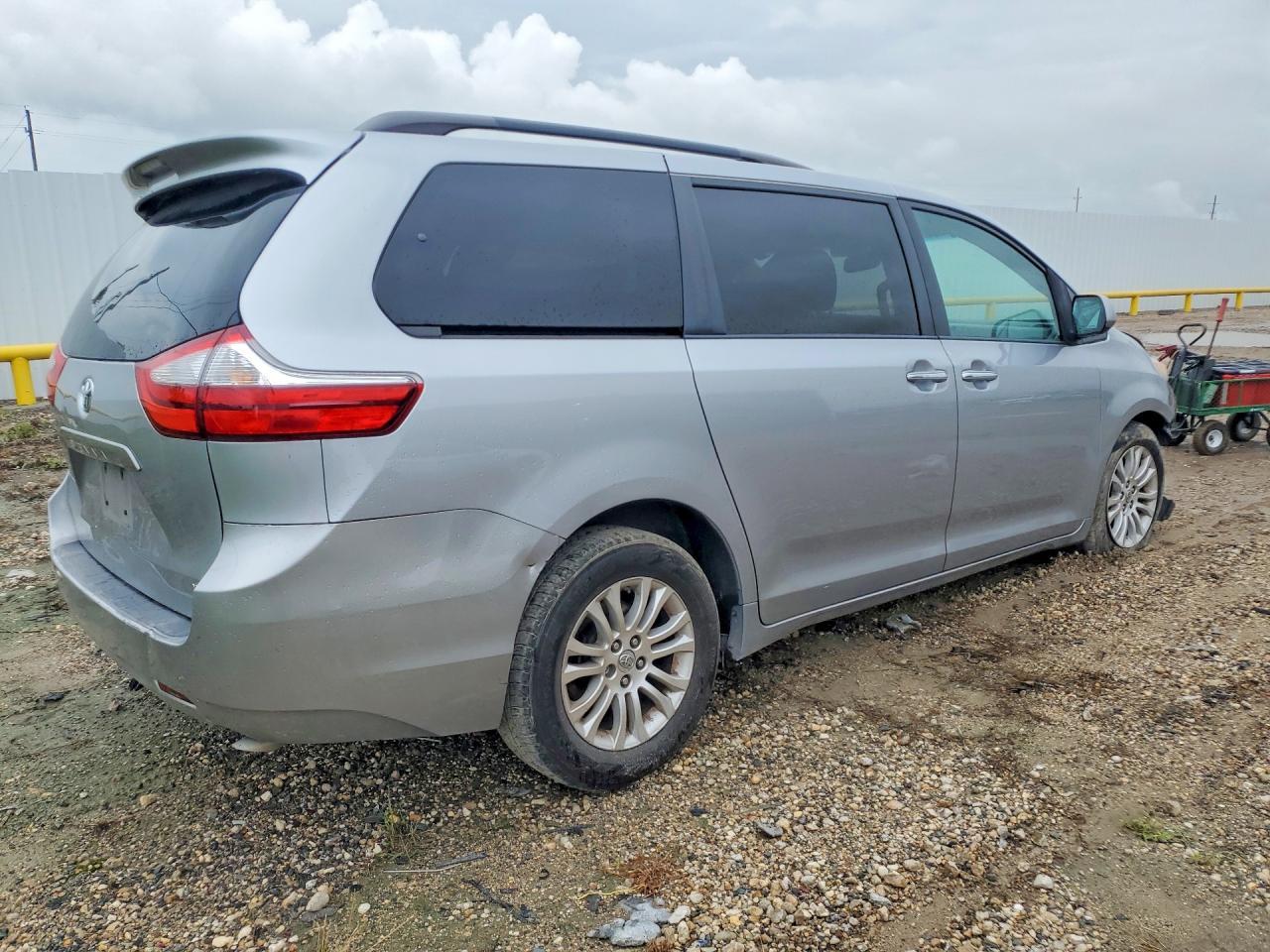 2015 Toyota Sienna Xle 8-Passenger - Фото 3