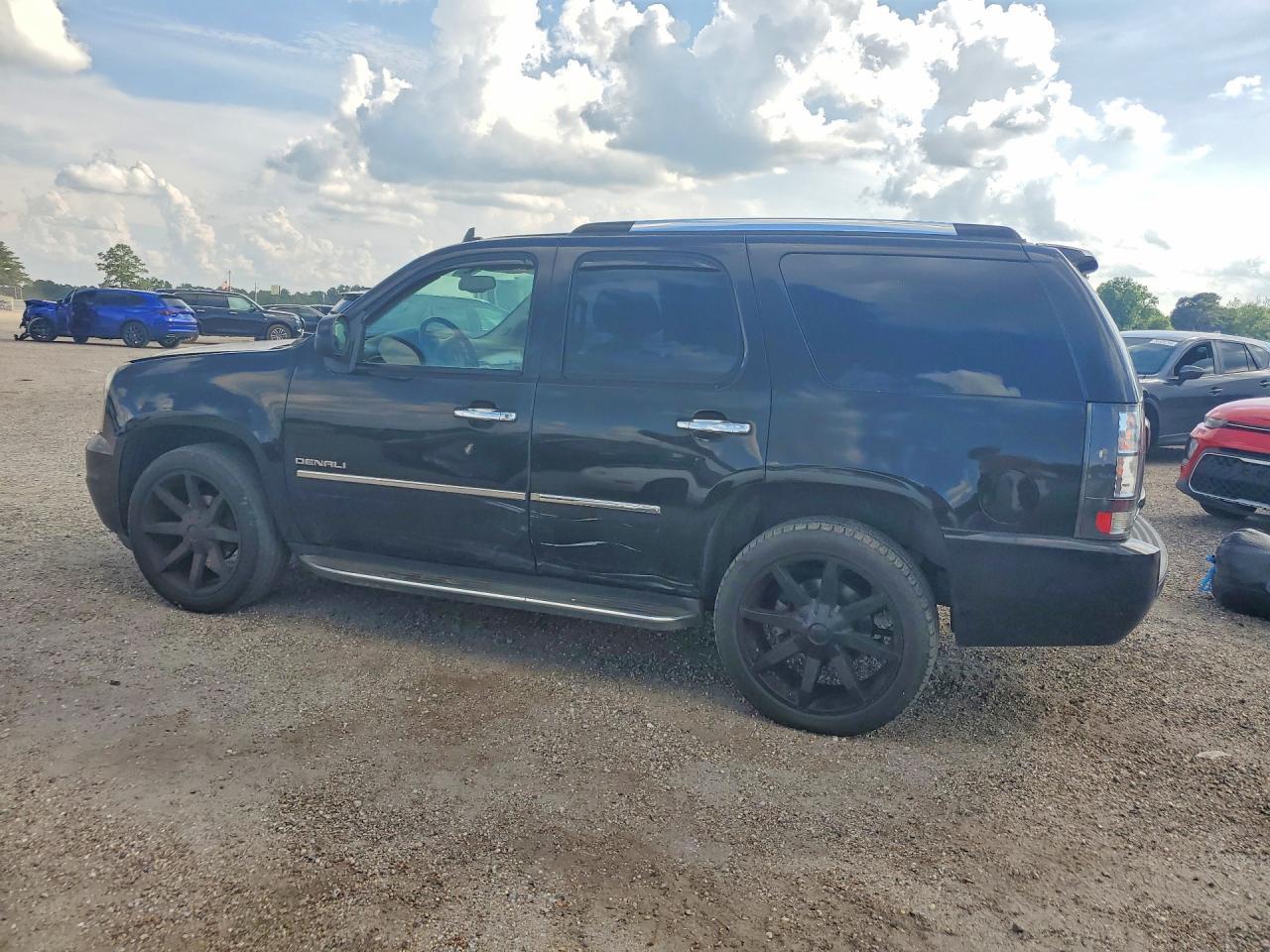 2010 GMC Yukon Denali - Фото 2