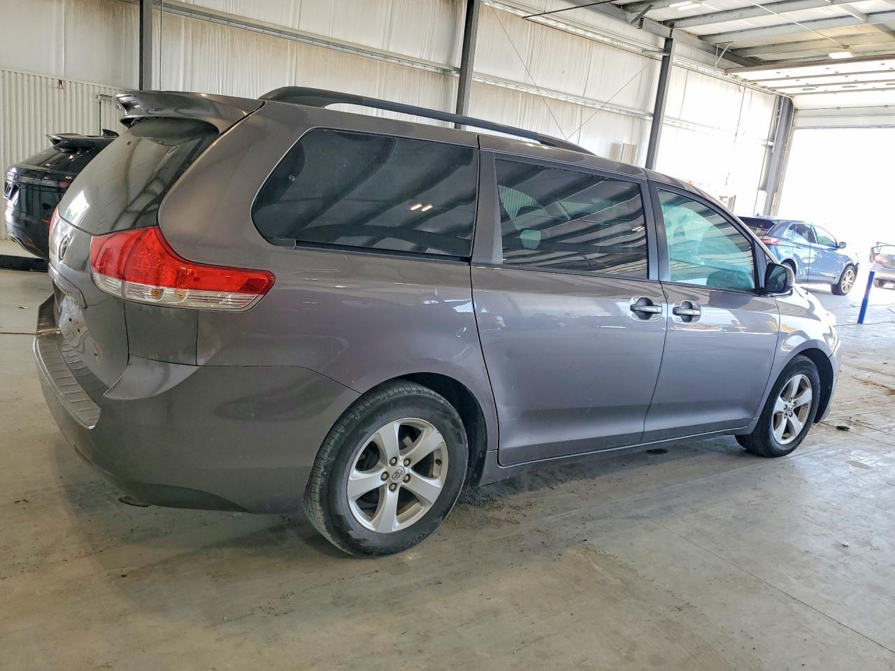 2011 Toyota Sienna Le - Фото 3