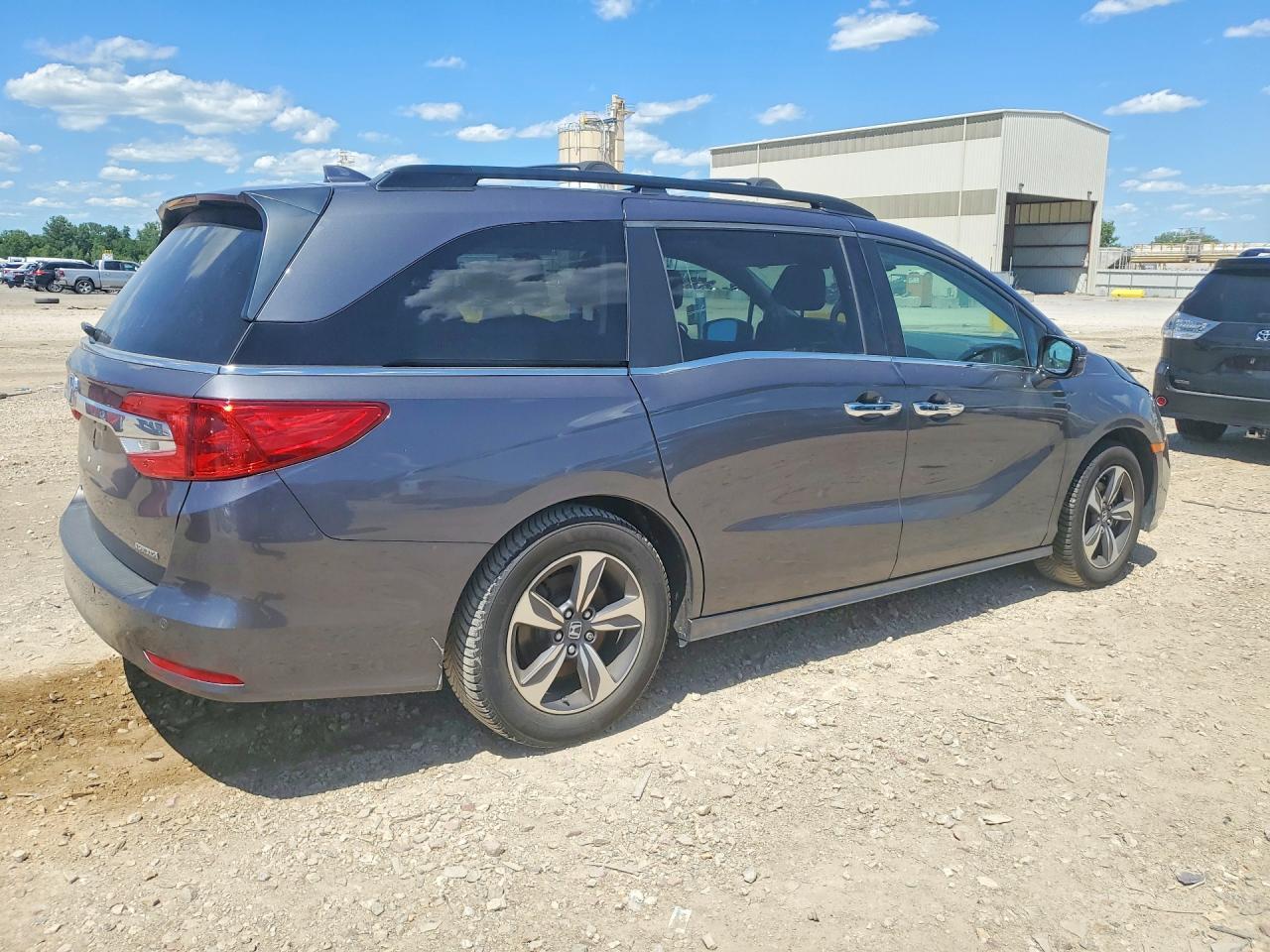 2019 Honda Odyssey Touring - Image 3