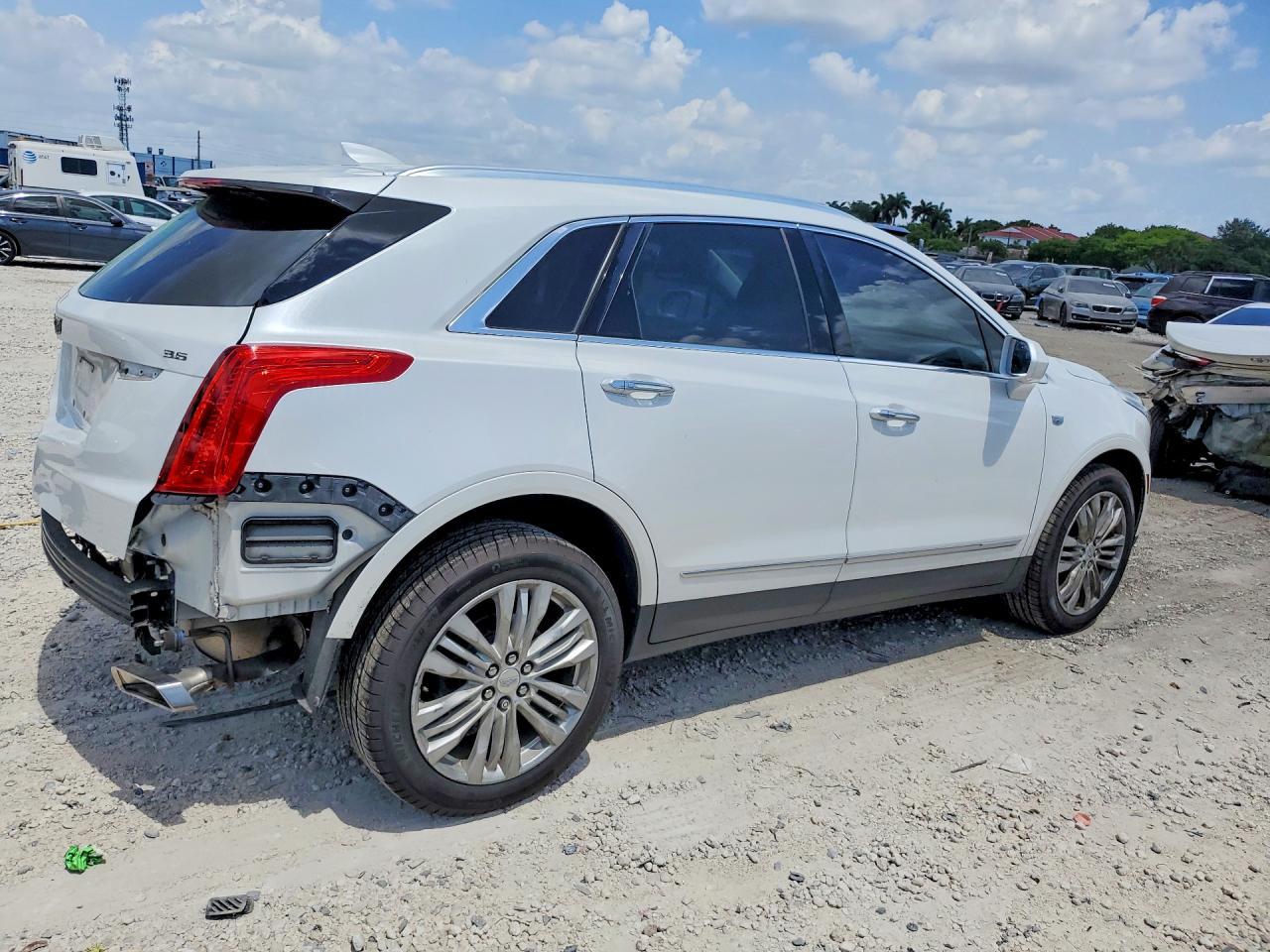 2018 Cadillac Xt5 Premium Luxury - Image 3