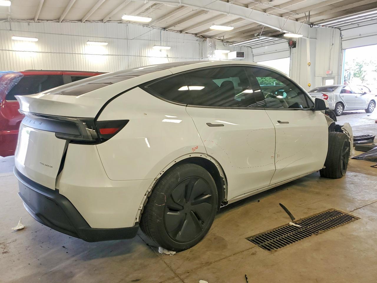 2026 Tesla Model Y - Фото 3