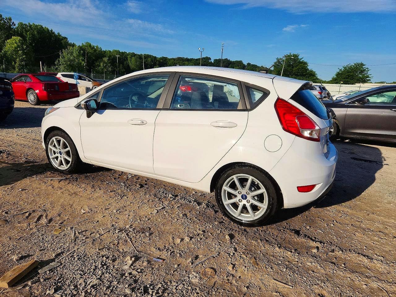 2015 Ford Fiesta Se - Image 2
