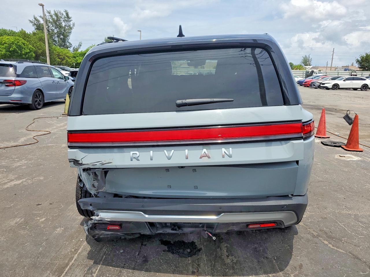 2025 Rivian R1S Adventure - Фото 6
