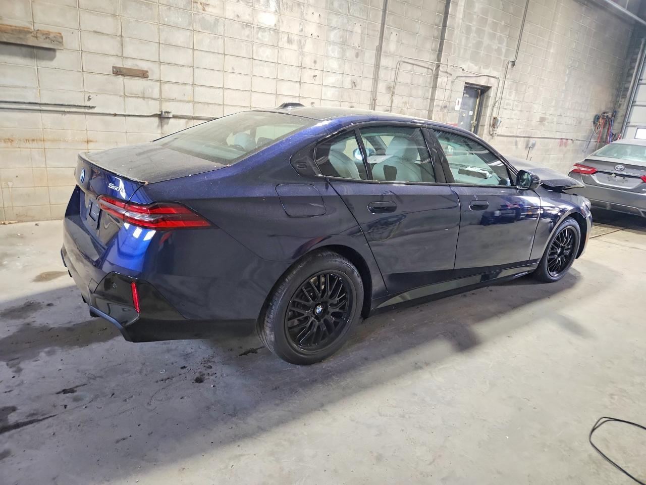 2026 BMW 550 Xe - Фото 3