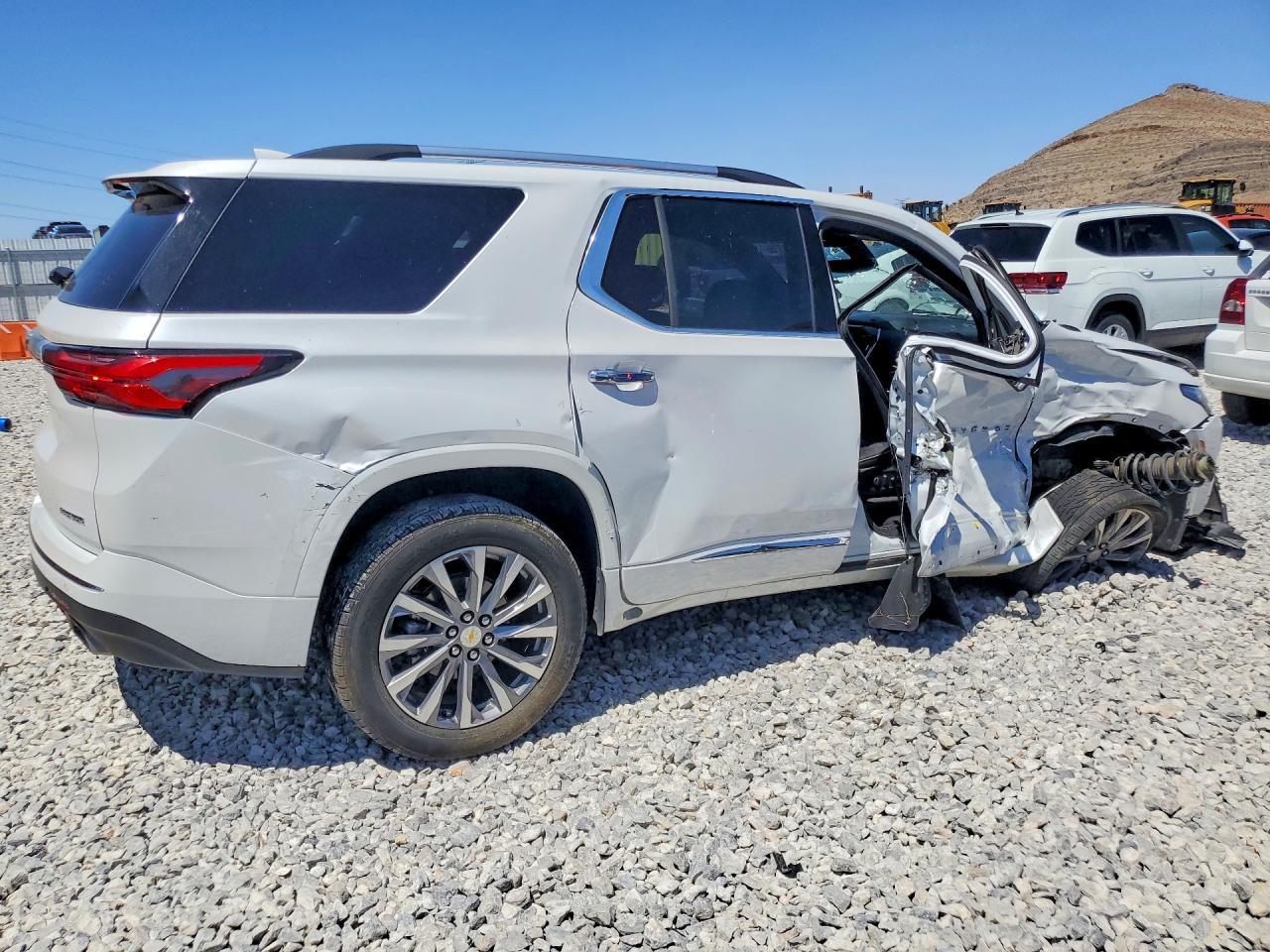 2023 Chevrolet Traverse Premier - Фото 3