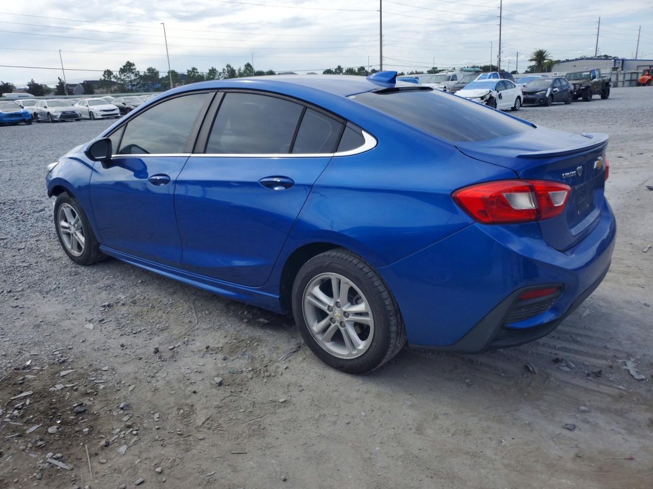 2018 Chevrolet Cruze Lt - Image 2