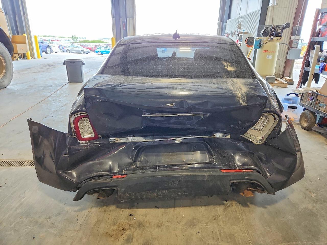 2015 Chrysler 300 Limited - Фото 6