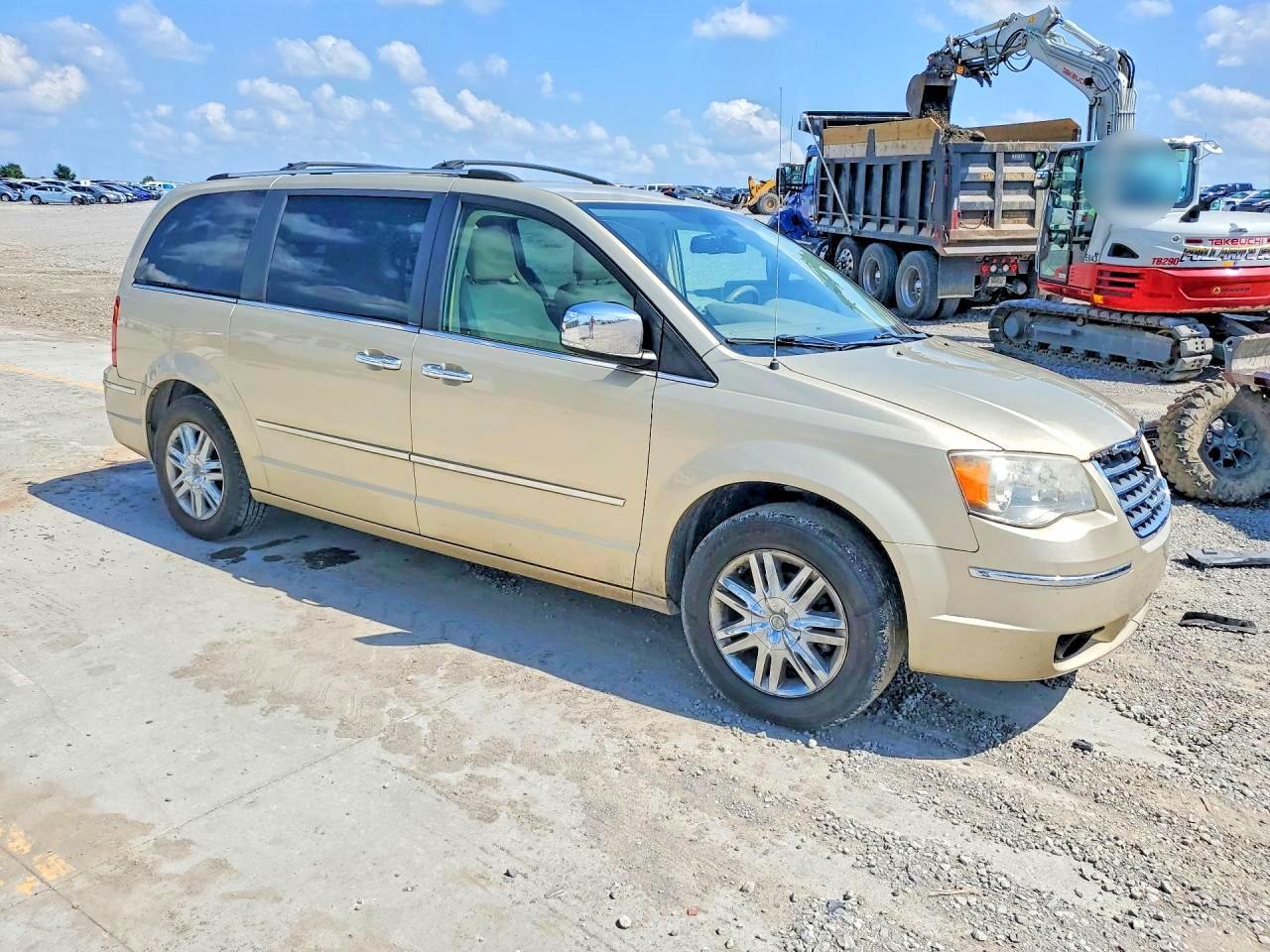 2010 Chrysler Town & Country Limited - Image 4