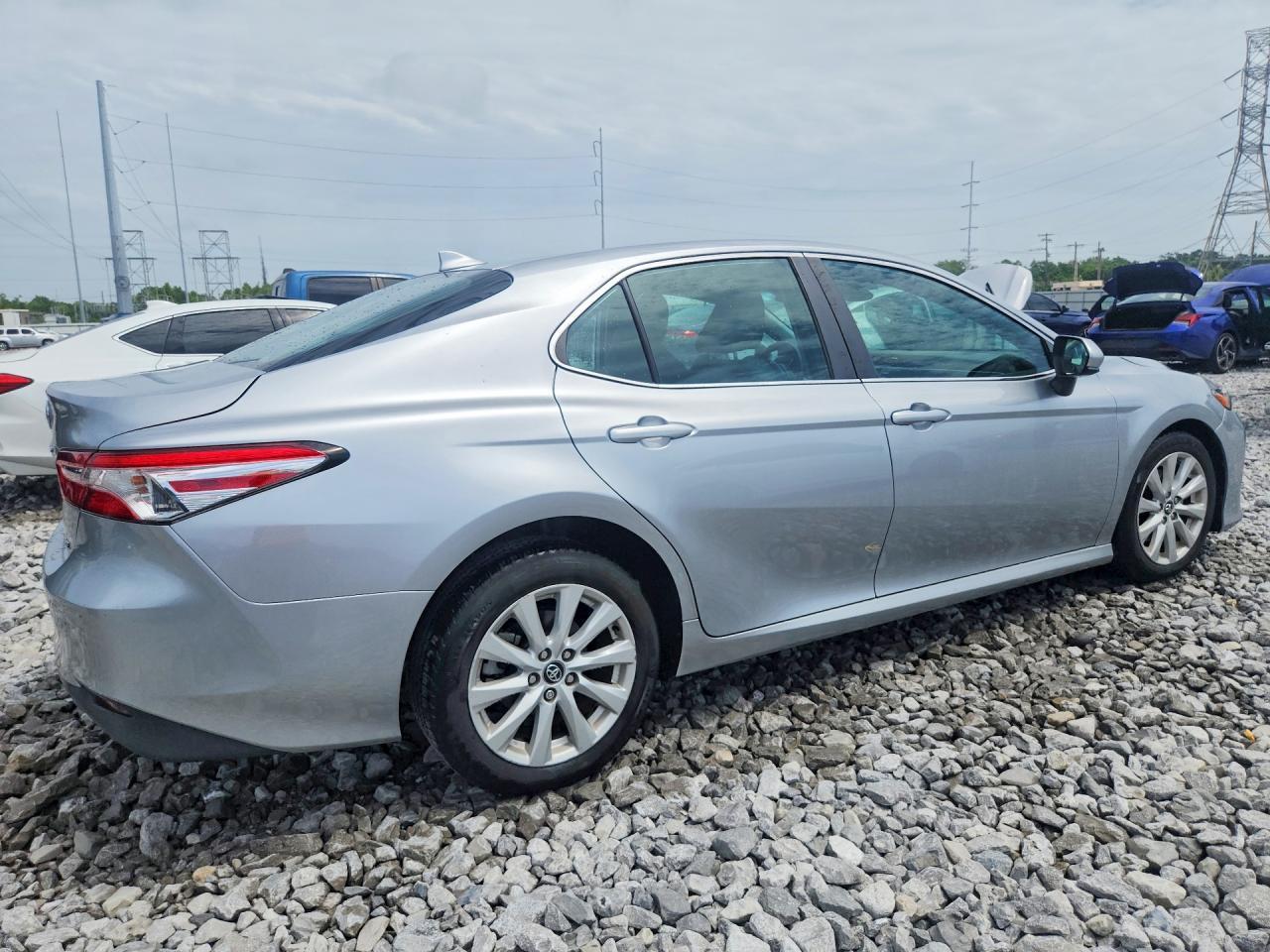 2020 Toyota Camry Le - Фото 3