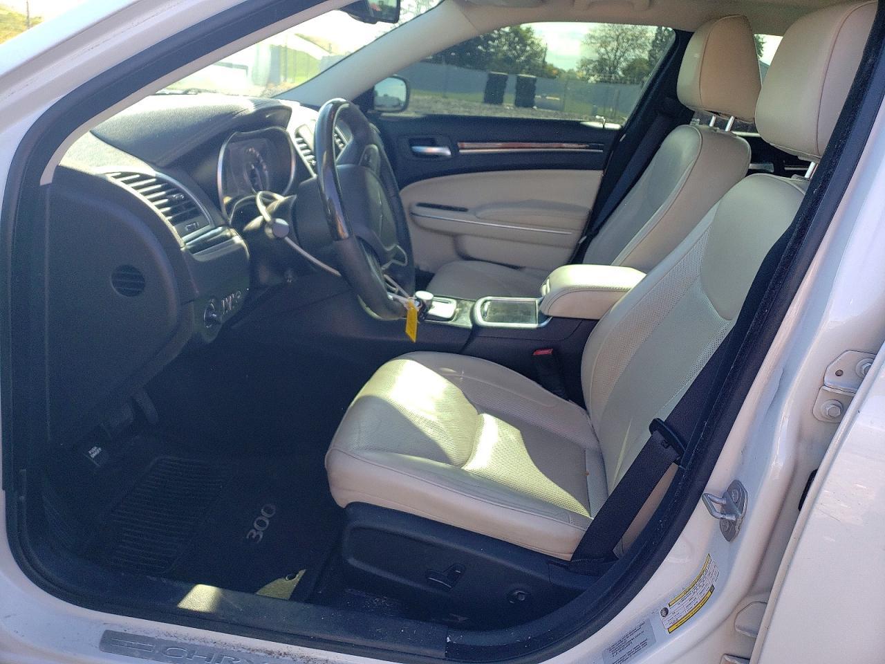 2016 Chrysler 300C - Image 7