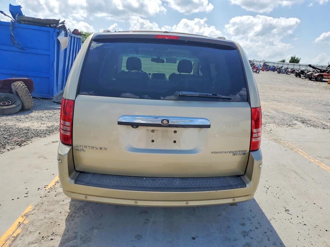 2010 Chrysler Town & Country Limited - Image 6