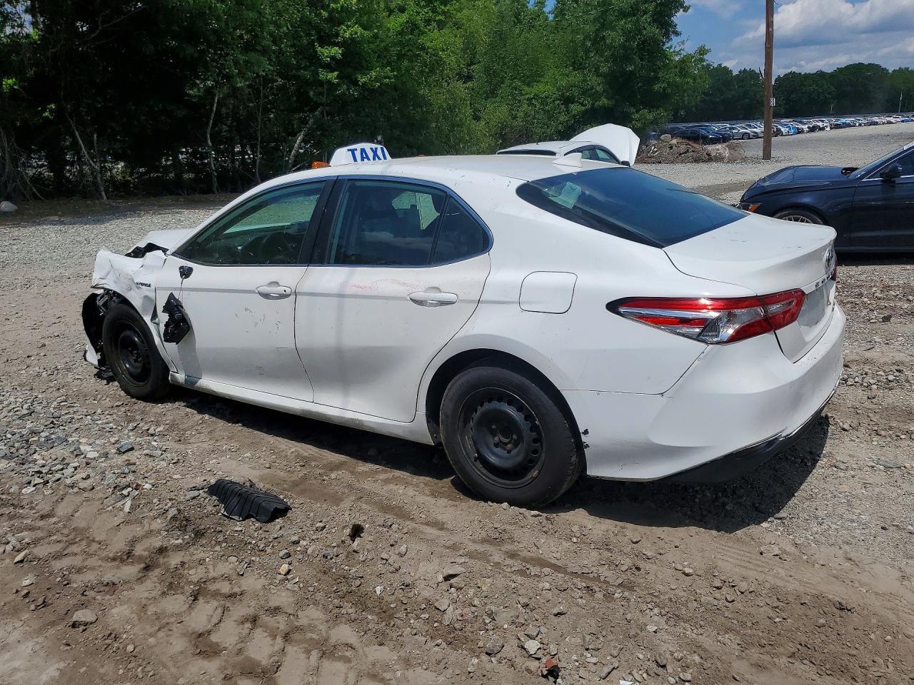 2019 Toyota Camry Le - Фото 2