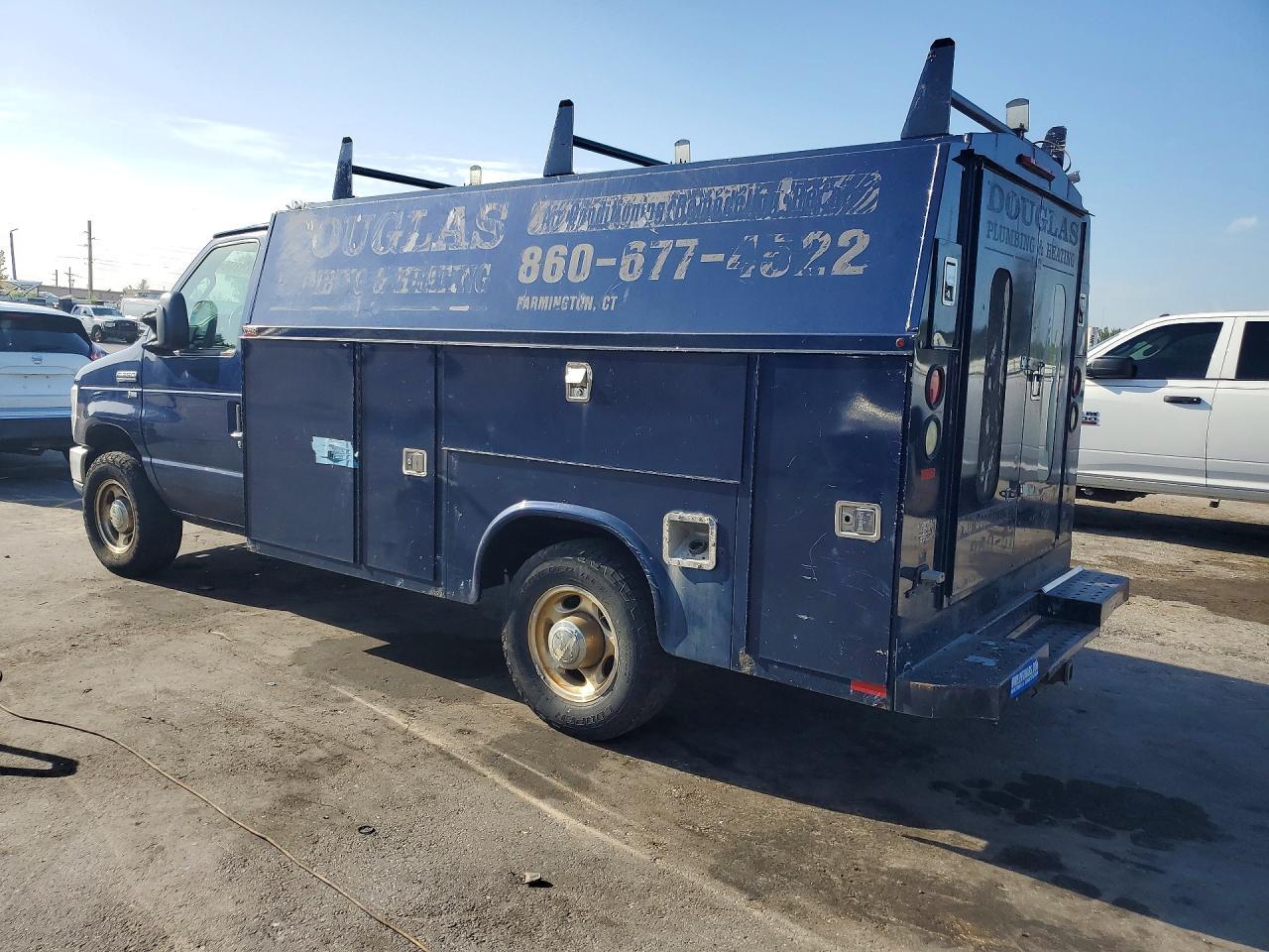 2013 Ford Econoline E350 Super Duty Cutaway Van - Фото 2