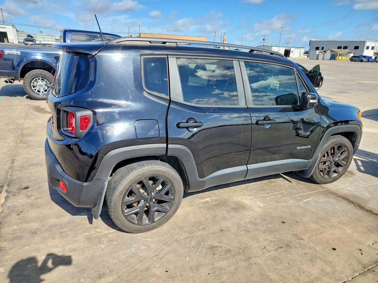 2018 Jeep Renegade Latitude - Image 3
