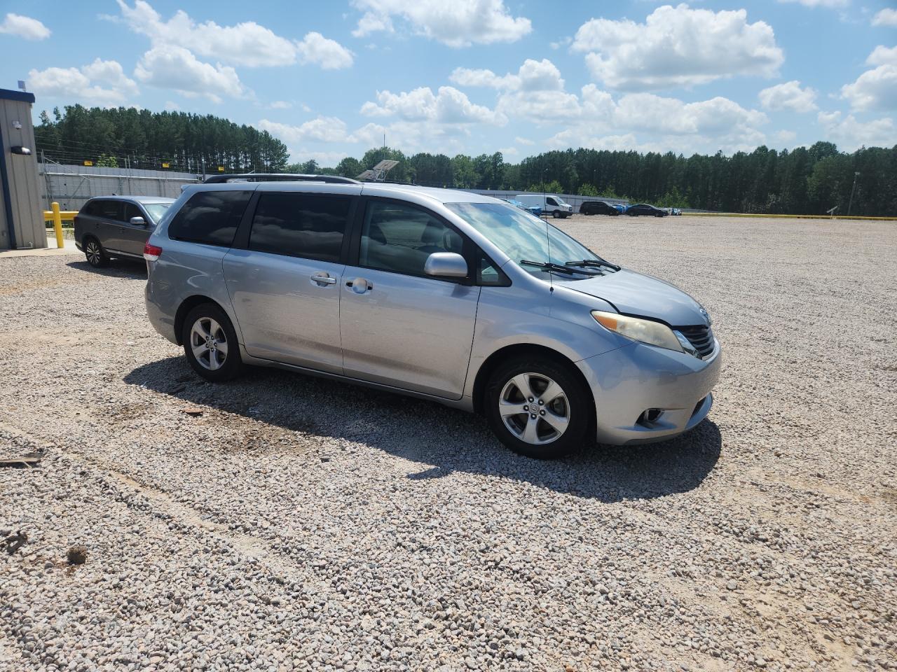 2011 Toyota Sienna Le - Image 4