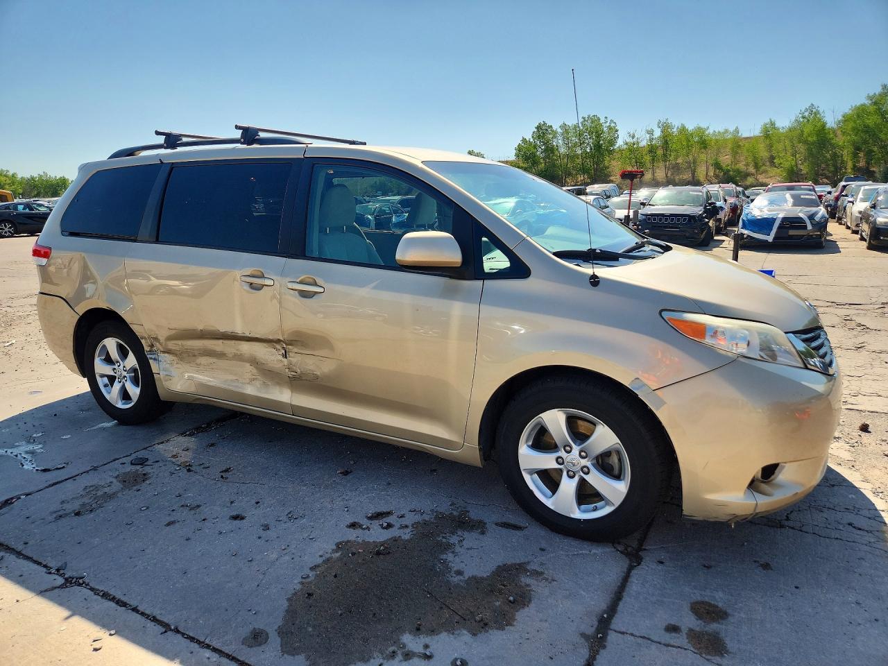 2013 Toyota Sienna Le - Image 4