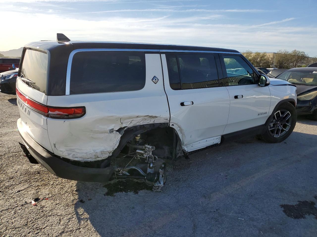 2024 Rivian R1S Adventure - Фото 3