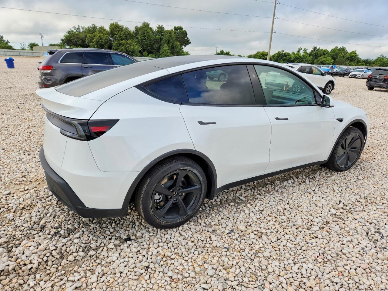 2026 Tesla Model Y - Фото 3