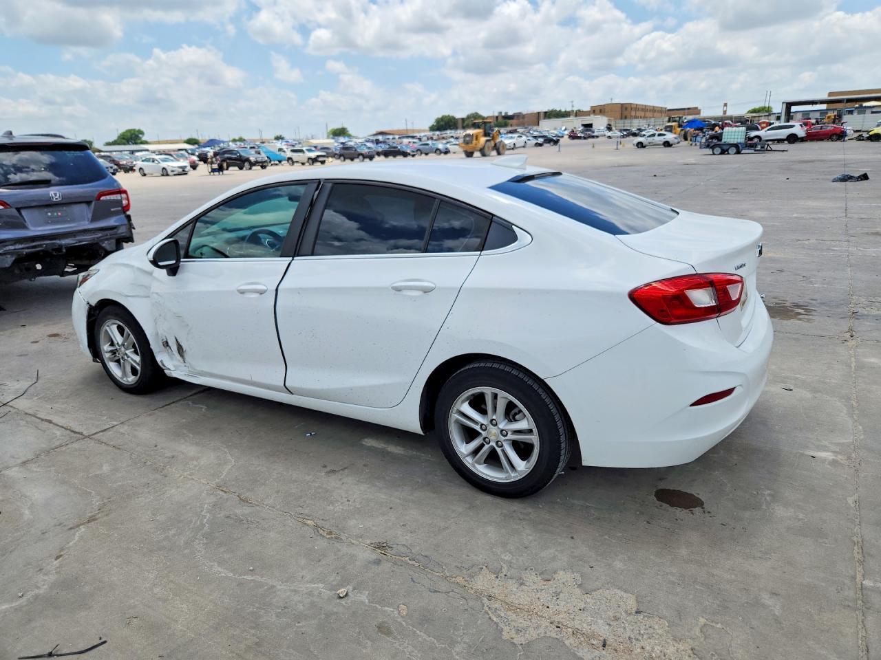 2018 Chevrolet Cruze Lt - Image 2